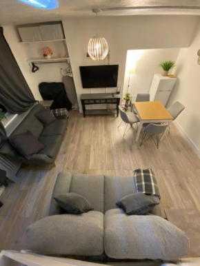 Cold Harbour Entire 3 Bed House - Free Parking, Croydon